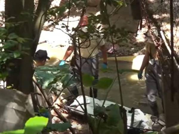 Momento en el que miembros del Cuerpo de Bomberos rescataban su cuerpo.