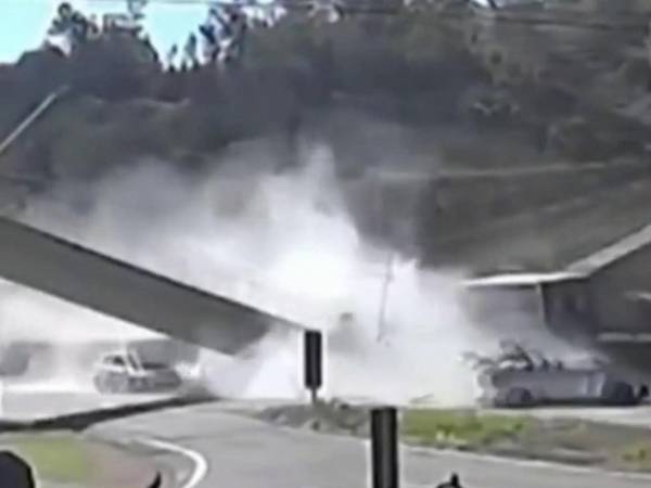 La plataforma de un remolque colisionó contra la estructura del<b> puente peatonal </b>debido a un exceso de altura.