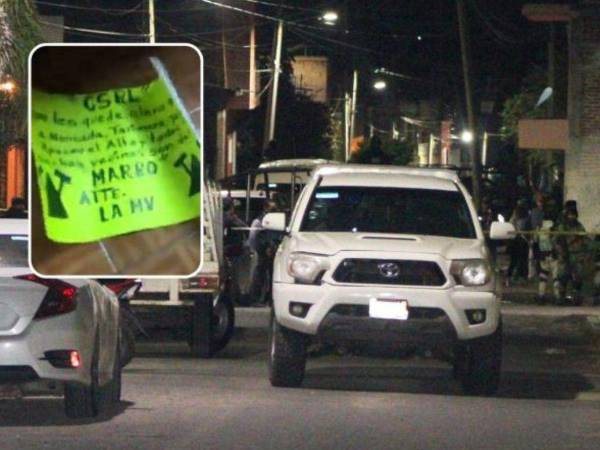 Medios locales difundieron videos grabados supuestamente por los pistoleros, en los que se escuchan detonaciones de armas de fuego y se observan cartulinas arrojadas cerca de una de las víctimas.