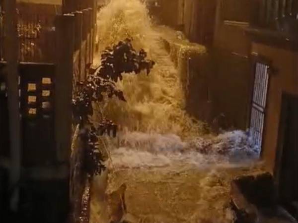 Imágenes que circulan en redes sociales muestran cómo las lluvias provocaron fuertes inundaciones en los diferentes sectores.