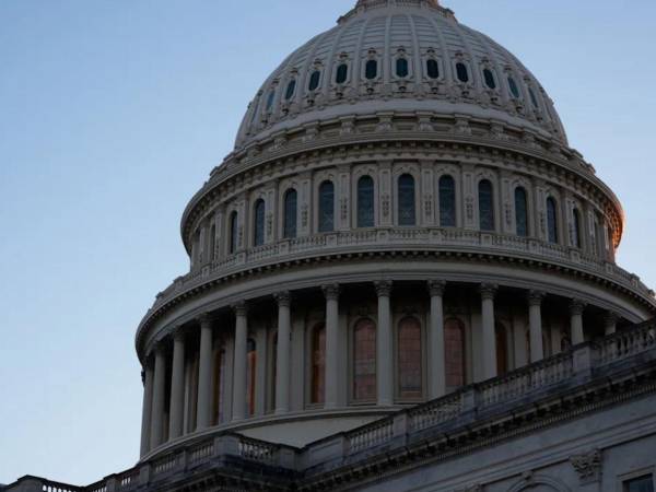 Ante la falta de salarios, muchos funcionarios se han visto obligados a recurrir a donaciones de comida o préstamos de emergencia.