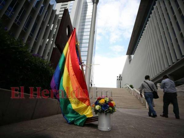 La bandera LGTB fue izada este martes en el Centro Cívico Gubernamental.