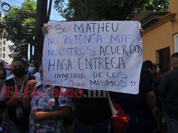 Este miércoles los trabajadores de la salud protestaron en horas de la mañana frente a la Secetaría de Salud y luego se trasladaron a Casa Presidencial para exigir que les cumplan con sus nombramientos.