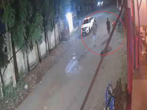 Un video captado por cámaras de seguridad muestra el instante en que dos personas perdieron la vida en el municipio de Sabá, Colón. A continuación, los detalles.