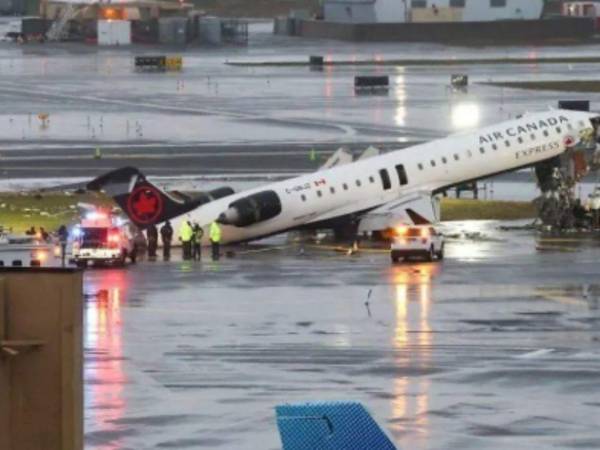 Un avión choca con un camión al aterrizar en un aeropuerto en Estados Unidos.