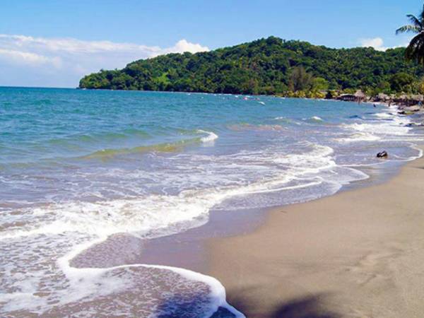 De acuerdo con estimaciones de las autoridades, Honduras se prepara para recibir a más de 2.5 millones de visitantes durante la Semana Santa del año 2026, ya que prevén un gran desplazamiento hacia lugares costeros y soleados donde miles de familias disfrutarán juntas del feriado. A continuación, los destinos más visitados en el país durante esta temporada: