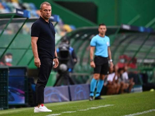 El técnico alemán del Bayern de Múnich Hans-Dieter Flick asiste a la semifinal de la Liga de Campeones de la UEFA entre el Lyon y el Bayern de Múnich en el estadio José Alvalade de Lisboa. Foto: Agencia AFP.