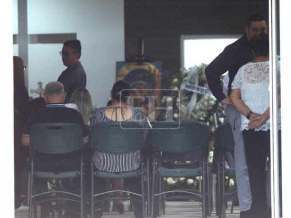 Entre abrazos, lágrimas y un profundo silencio marcado por el dolor, familiares, amigos y personas cercanas comenzaron a despedir este jueves 25 de junio a Félix Ramón Núñez Flores, una de las tres víctimas mortales que dejó el derrumbe ocurrido en el anillo periférico de Tegucigalpa.