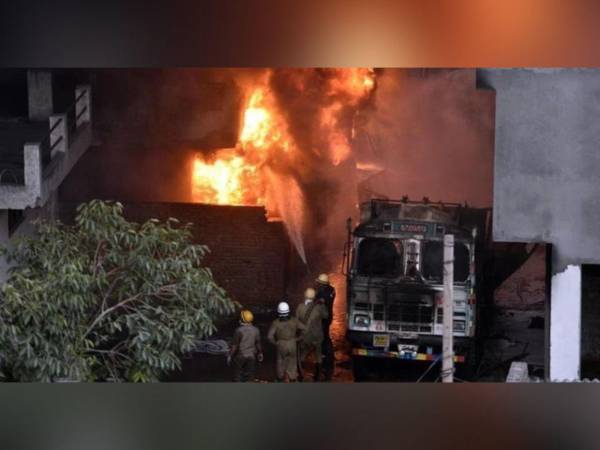 Hay al menos 21 muertos y 26 heridos, muchos son extranjeros, en el incendio de un hotel en Delhi.