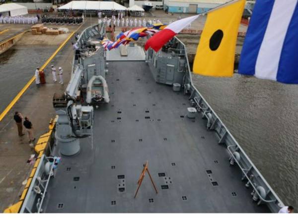 El buque llevaba equipo médico, odontológico, oftalmológico y clínicas móviles para abastecer las aldeas y caseríos más alejados del departamento de colón