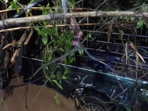 La crecida de la quebrada Los Anises arrastró un vehículo en el que se transportaban varias personas.