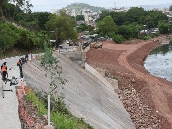Uno de los componentes principales del proyecto es la construcción de estructuras para reforzar los taludes y reducir el riesgo de movimientos de tierra.