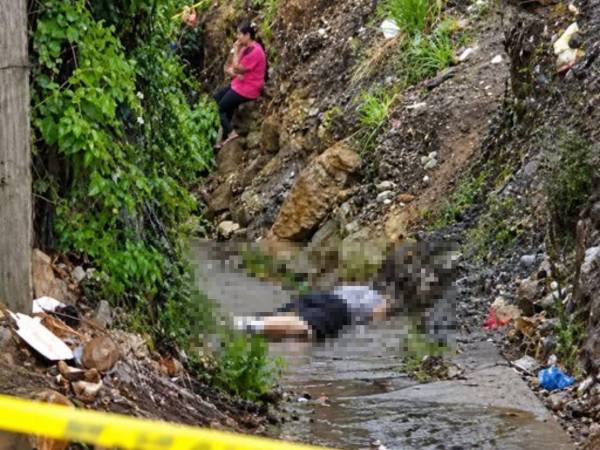 El cuerpo del hombre estaba tirado boca abajo en el lugar.