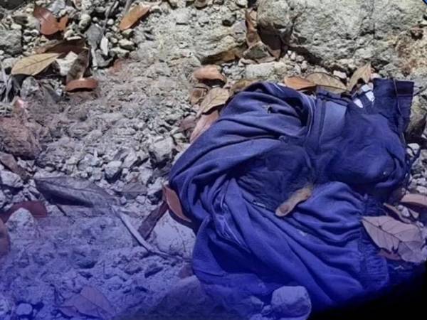 En el lugar del crimen fueron encontradas al menos tres prendas de vestir.