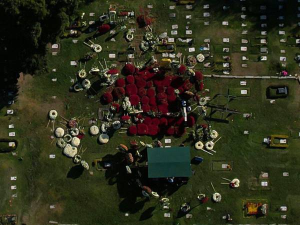 Al mediodía de este lunes, la carroza fúnebre llegó al Recinto de La Paz, un cementerio al poniente de la ciudad y a unos 23 kilómetros de donde ocurrió el velorio y que estuvo resguardado por cuerpos de seguridad de federales, estatales y municipales.