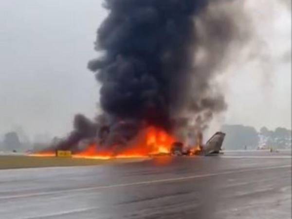 El avión se incendió tras aterrizar en la pista.