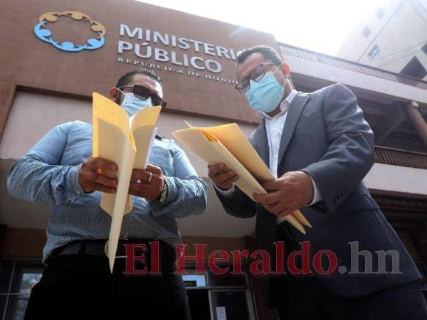 Carlos Mauricio Flores, director Ejecutivo de EL HERALDO, con el periodista Yony Bustillo en el MP.