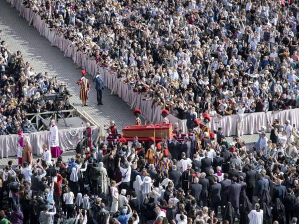 La afluencia al féretro está yendo de manera muy regular (...). Pronto superaremos las 100.000 personas, señaló Gualteri.