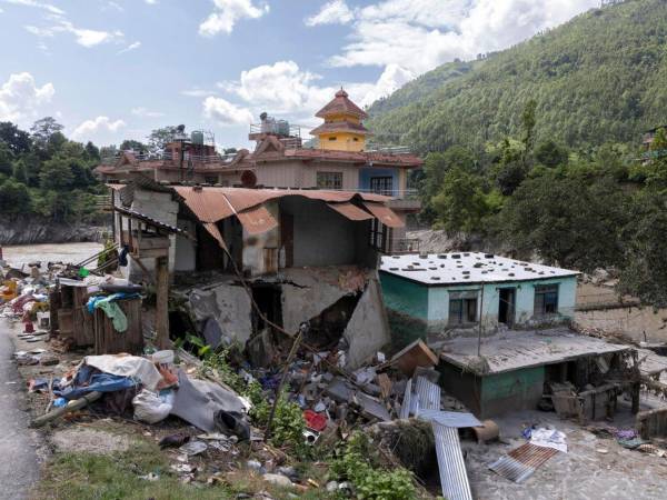 En la frontera entre Nepal y la región autónoma china del Tíbet sigue la búsqueda para ubicar a los más de 3,000 desaparecidos, sobre todo en los túneles de las hidroeléctricas, donde se teme que haya más de 900 personas y donde hay ya equipos internacionales apoyando. Aquí más detalles.