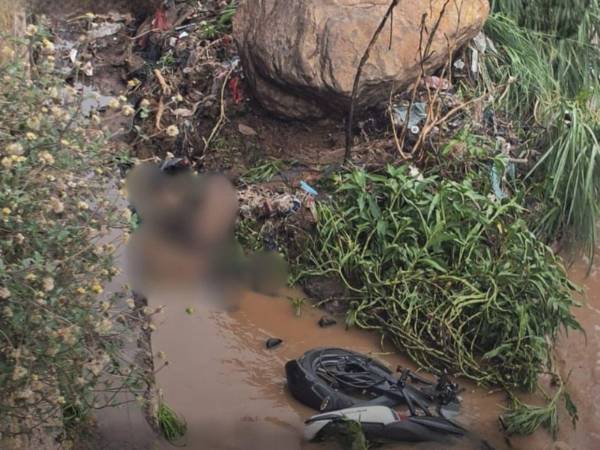 El cuerpo del motociclista quedó tirado en un montículo de tierra y su motocicleta a un lado.