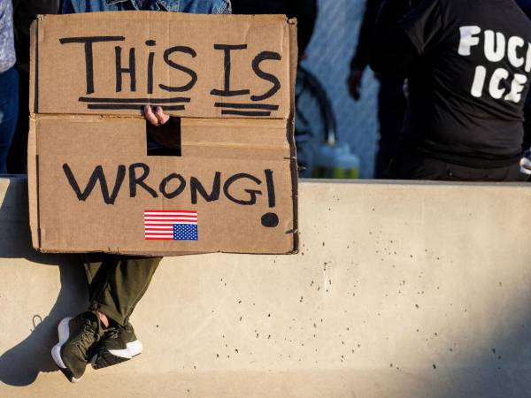 Activistas proinmigración se manifiestan frente al centro de detención del Servicio de Inmigración y Control de Aduanas de EE.UU.
