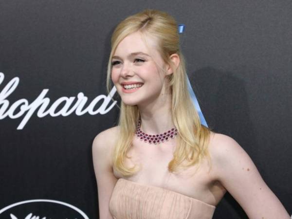 La actriz Elle Fanning posa para los fotógrafos al llegar al evento Chopard Trophee en el 72º festival internacional de cine, Cannes, sur de Francia, el lunes 20 de mayo de 2019. (Foto de Vianney Le Caer / Invision / AP)