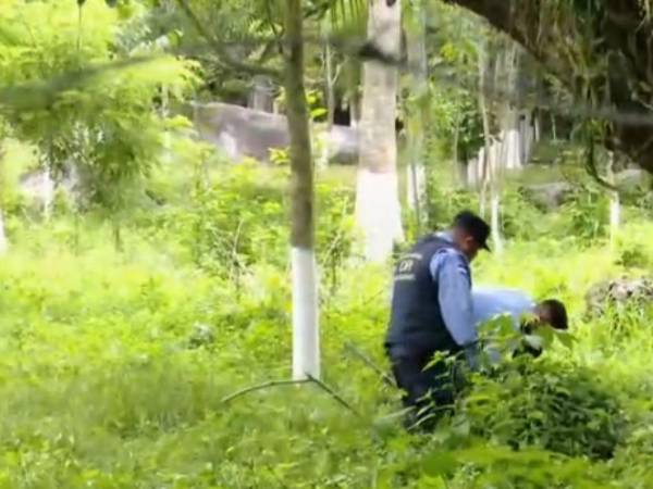 Momento en que los policías encontraron el cadáver del infortunado hombre.