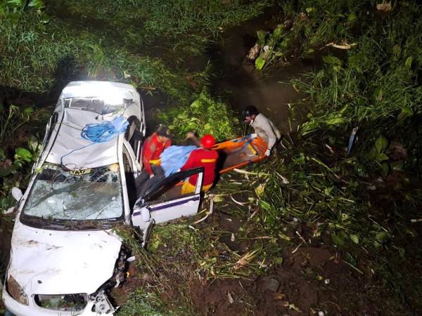 Un trágico accidente cobró la vida de un taxista en horas de la tarde-noche de ayer jueves 20 de noviembre en la ciudad de La Ceiba, Atlántida. Aquí las imágenes del difícil rescate del cuerpo tras el accidente trágico.