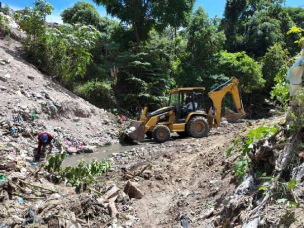Las cuadrillas realizan trabajos de canalización para retirar obstáculos que limitan el paso del agua y que podrían provocar represamientos durante las tormentas.