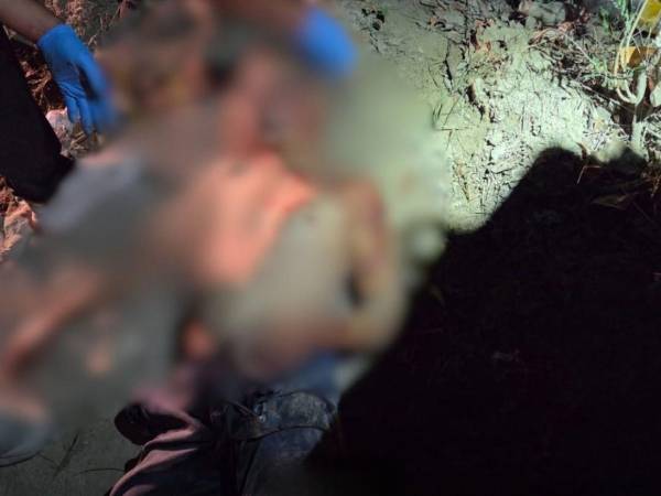 El cuerpo estaba tirado en la calle con varias heridas en el cuerpo y la cara.