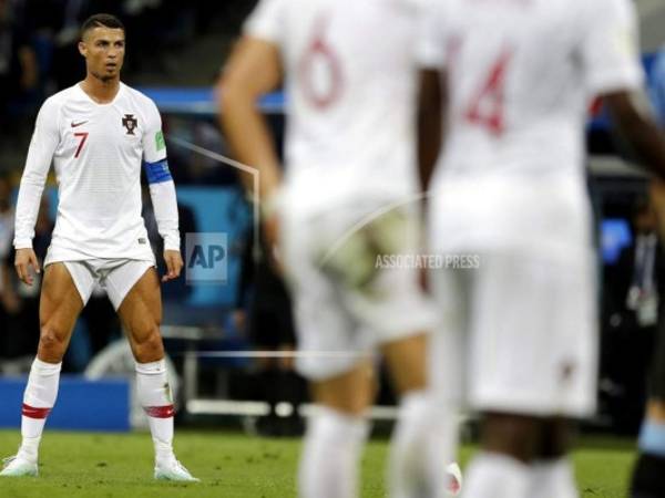 El portugués Cristiano Ronaldo se concentra durante el partido de octavos de final entre Uruguay y Portugal en la Copa Mundial de fútbol 2018 en el Estadio Fisht en Sochi, Rusia, el sábado 30 de junio de 2018. (AP Photo / Themba Hadebe).