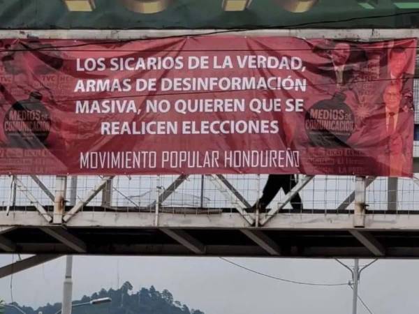 Mantas con la leyenda “Los sicarios de la verdad, armas de desinformación masiva, no quieren que se realicen elecciones” fueron colocadas en distintos puntos de Tegucigalpa el 1 de agosto de 2025.