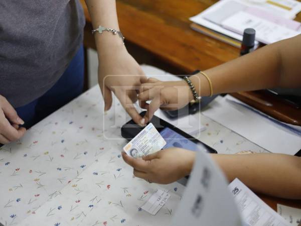 Con el uso del sistema biométrico para identificación, tinta indeleble como prueba del sufragio y un ambiente de orden y mucha expectativa, así se desarrollan las elecciones generales de Honduras 2025 en la primera hora tras la apertura de urnas.