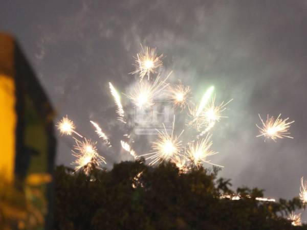 Con fuegos artificiales y monigotes los capitalinos recibieron el Año Nuevo en Tegucigalpa.