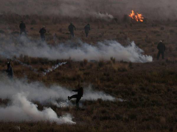 Los campesinos aimaras cortaron la ruta desde hace once días exigiendo la renuncia del presidente Rodrigo Paz. Aquí las imágenes del desalojo de este sábado.