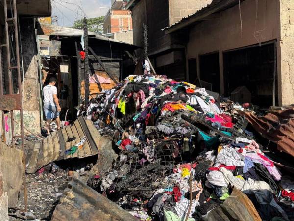 Las labores de enfriamiento continúan, mientras vendedores revisan cómo quedó lo que durante años les costó construir, luego de que un voraz incendio arrasara con al menos 50 puestos ubicados en la zona del mercado Galindo, en Comayagüela. Así quedó el lugar: