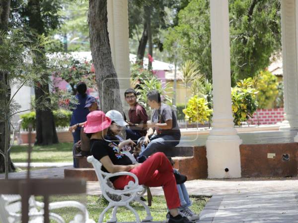 La convivencia entre las familias y los vecinos de Humuya es palpable en sus calles. Aquí varios grupos de personas en amena plática en el parque municipal de este pintoresco municipio.