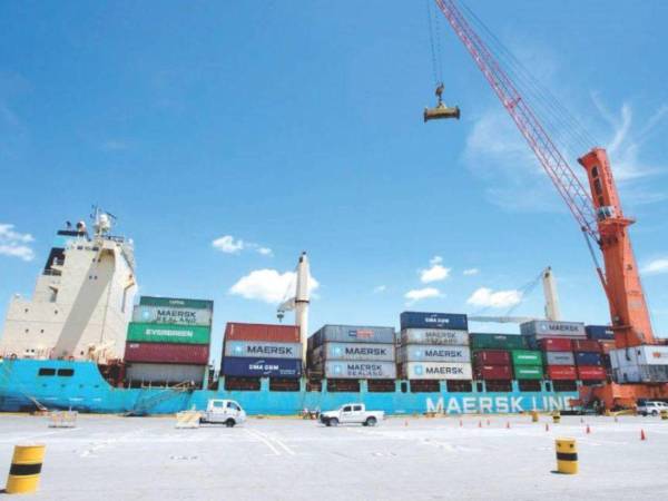 Un portacontenedores es cargado en Puerto Cortés con mercancías rumbo a Estados Unidos.