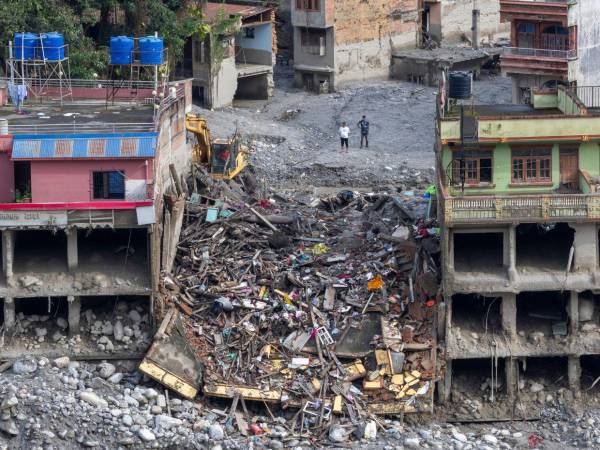 Nepal estimó este jueves 10 de septiembre que se necesitarán 4,740 millones de dólares para la reconstrucción del país tras las devastadoras riadas del 26 de agosto, las cuales dejan hasta ahora más de 1,300 muertos y 5,100 desaparecidos, además de una estela de destrucción en infraestructuras esenciales y proyectos hidroeléctricos.