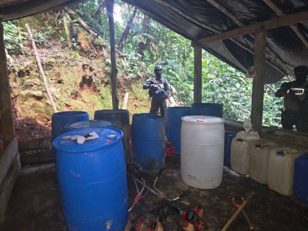 Durante la inspección en el área se aseguró una instalación artesanal que contenía precursores químicos presuntamente utilizados para el procesamiento de droga. Aquí las imágenes de los aseguramientos en varias zonas montañosas de Colón.