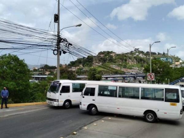 Los conductores bloquearon las principales vías con sus unidades, para evitar el paso de vehículos. Foto: EL HERALDO