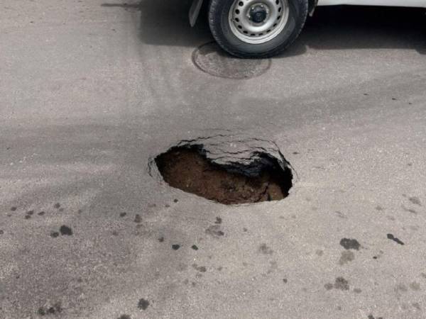 Los trabajos de reparación se extendieron durante varios días. Sin embargo, hoy, un mes después, el problema volvió a presentarse en la misma zona.