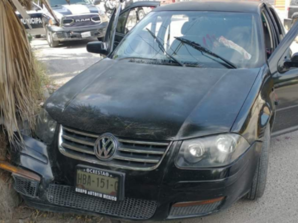El vehículo en el que se conducían fue atacado por hombres desconocidos que conducían una motocicleta.