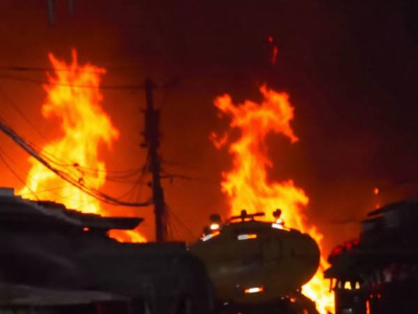 Incendio consumió puesto de cohetes en San Pedro Sula.