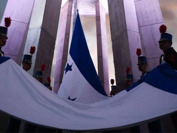 Desde tempranas horas, Honduras dio inicio este martes 1 de septiembre a las actividades conmemorativas del mes patrio, con el acto de izamiento de la Bandera Nacional. Aquí las fotos: