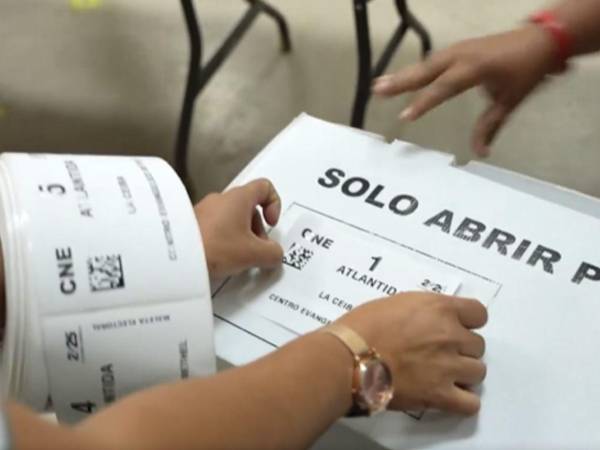 El Consejo Nacional Electoral (CNE) comenzó el armado de las primeras maletas electorales para las elecciones generales del próximo 30 de noviembre.