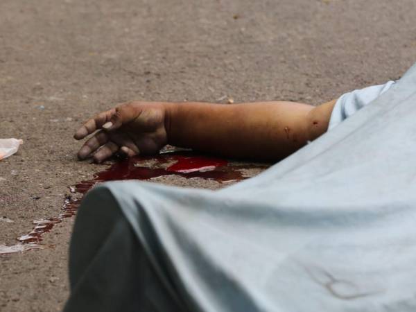 Consternación ha generado el crimen de un despachador de buses en la colonia La Rosa de la capital, porque a pocos metros del crimen hay una posta policial.