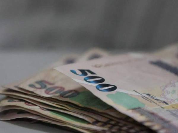 El salario mínimo debe entrar en vigencia el 1 de enero de cada año y en caso de no haberse negociado en la comisión tripartita antes de esa fecha.