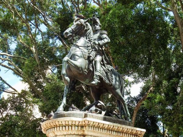 Los restos del prócer hondureño reposan en un nuevo mausoleo en San Salvador por iniciativa del presidente Nayib Bukele.