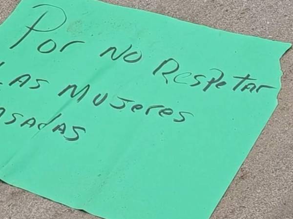 El rótulo de los supuestos motivos del crimen, estaba a unos pocos centimetros del cadáver.